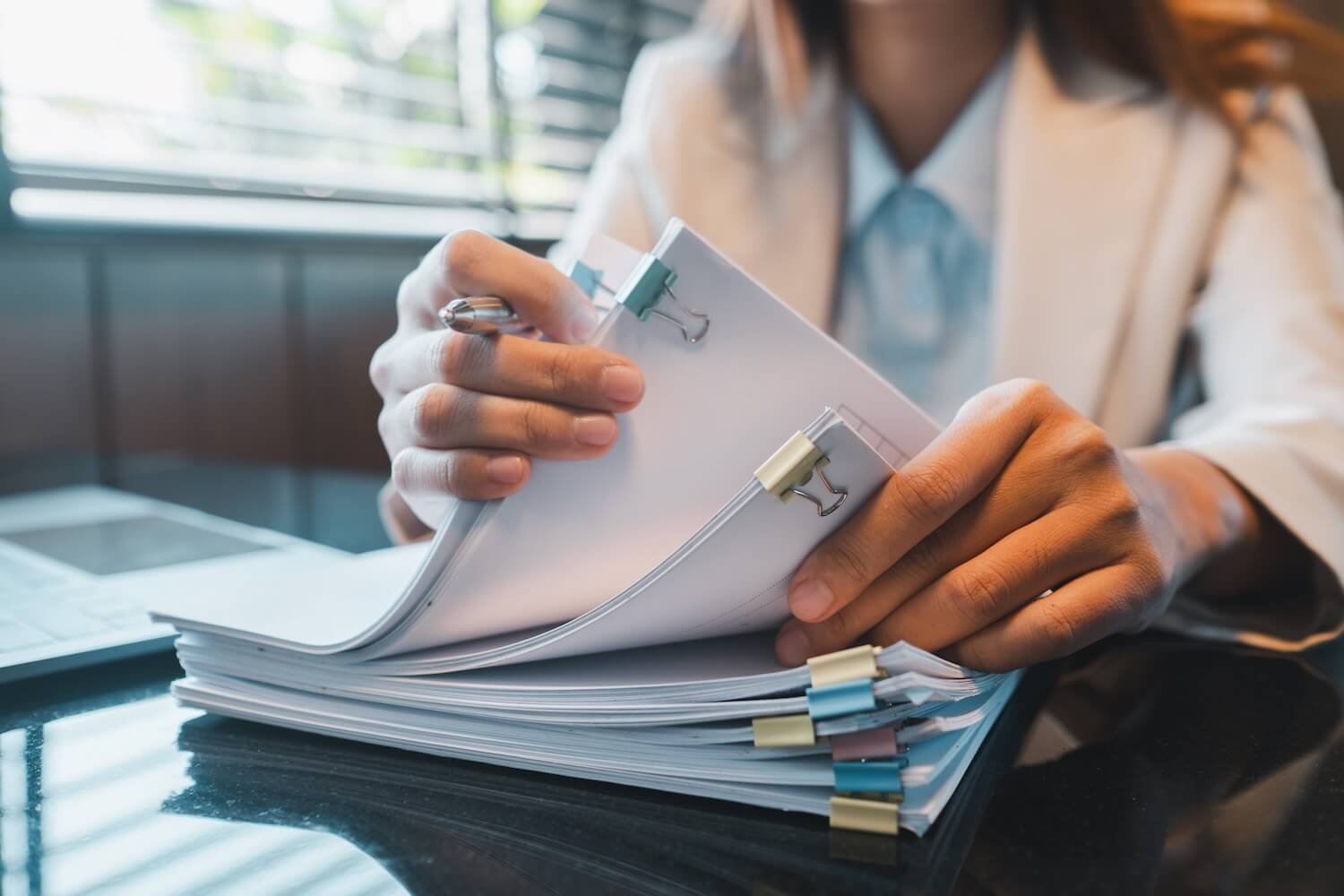Examen d'une fiche de salaire et de documents de paie à un bureau