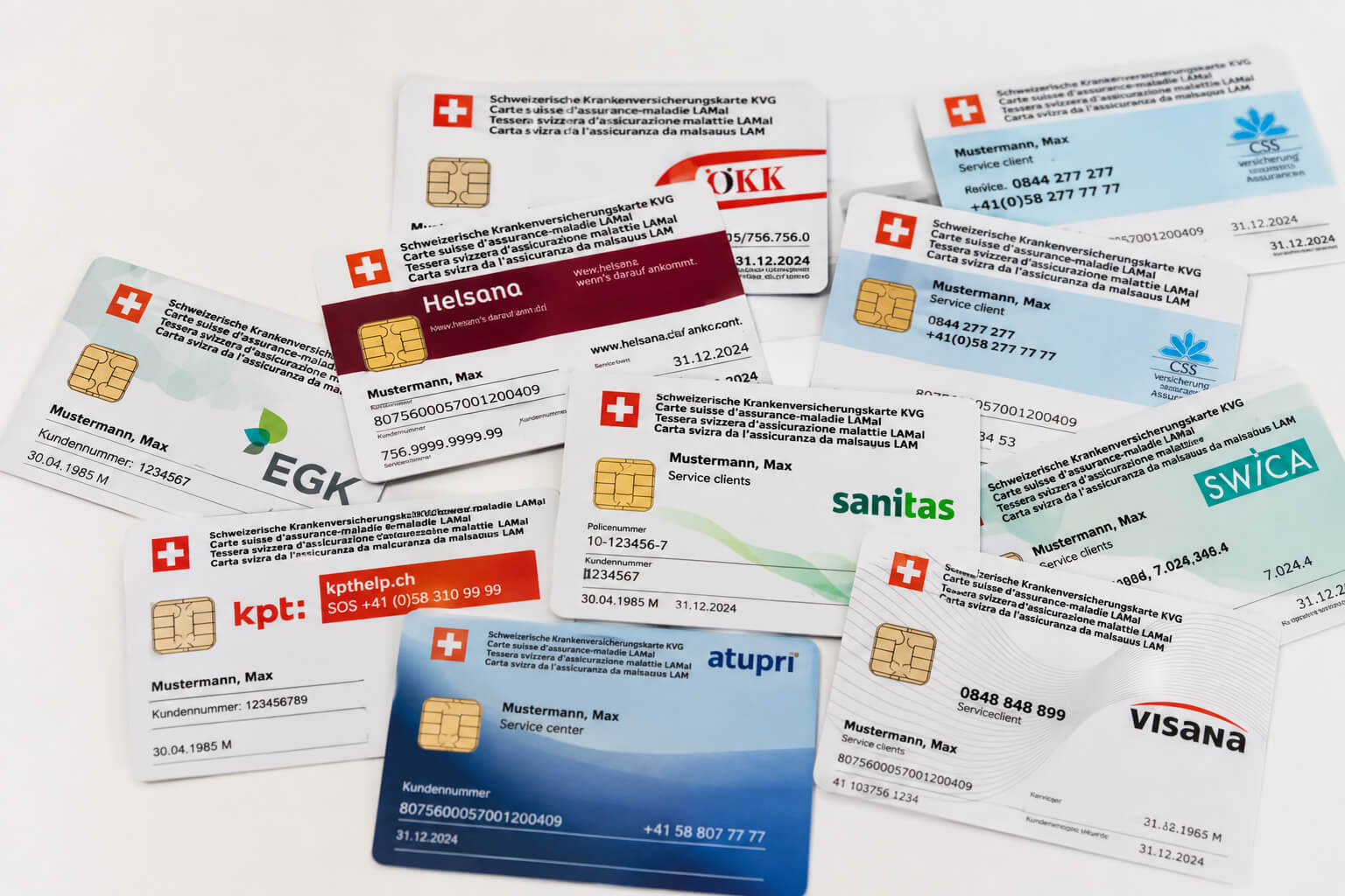 Cartes d'assurance maladie suisses (LAMal) de différents assureurs étalées sur un bureau