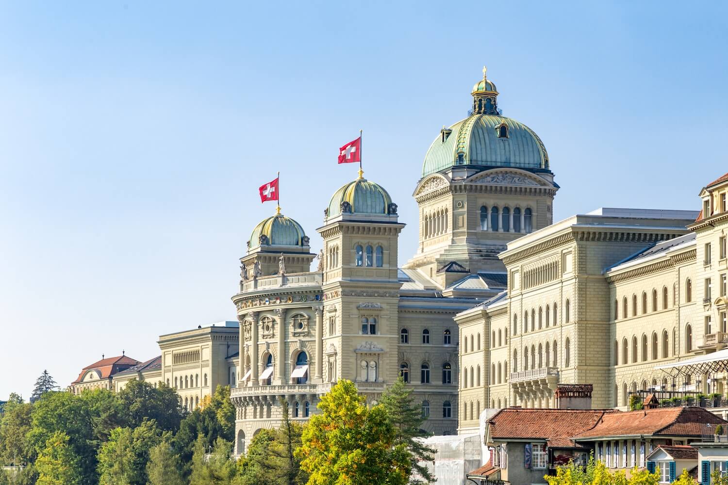 Le Palais fédéral suisse à Berne sous un ciel dégagé