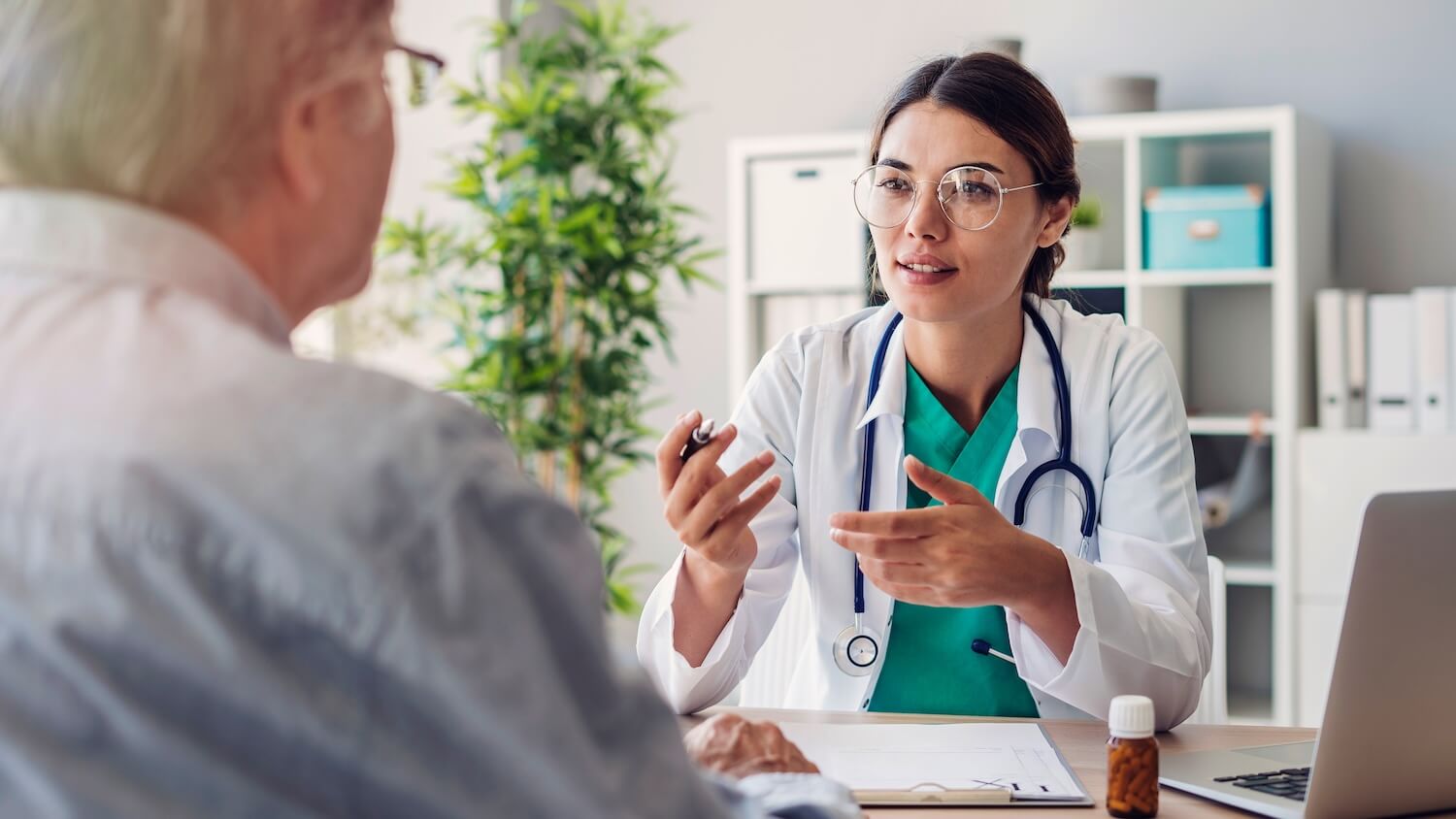 Médecin dans un cabinet suisse discutant d'un traitement avec une patiente