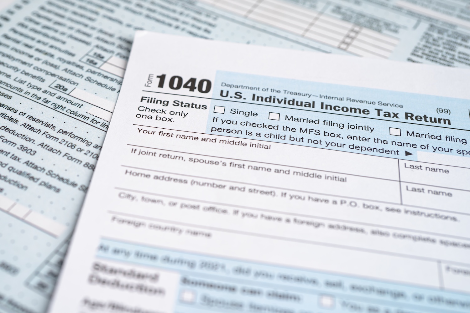 Déclaration d'impôt américaine Form 1040 posée sur un bureau