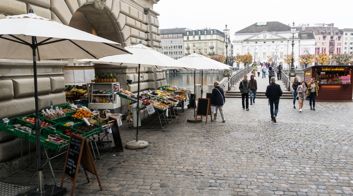 Étals de produits frais au bord de la rivière dans un centre-ville suisse