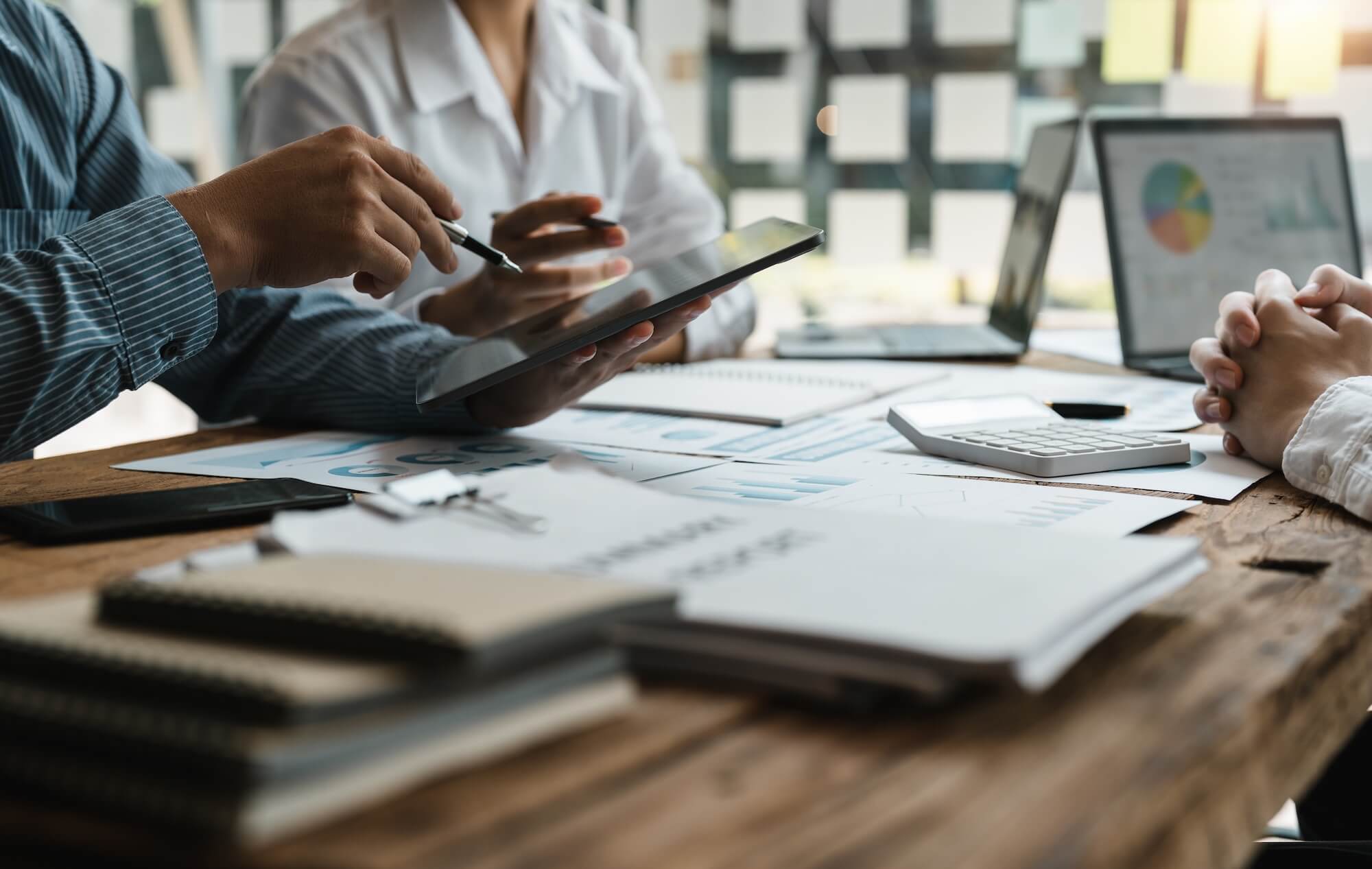 Les salaires suisses expliqués : brut vs net