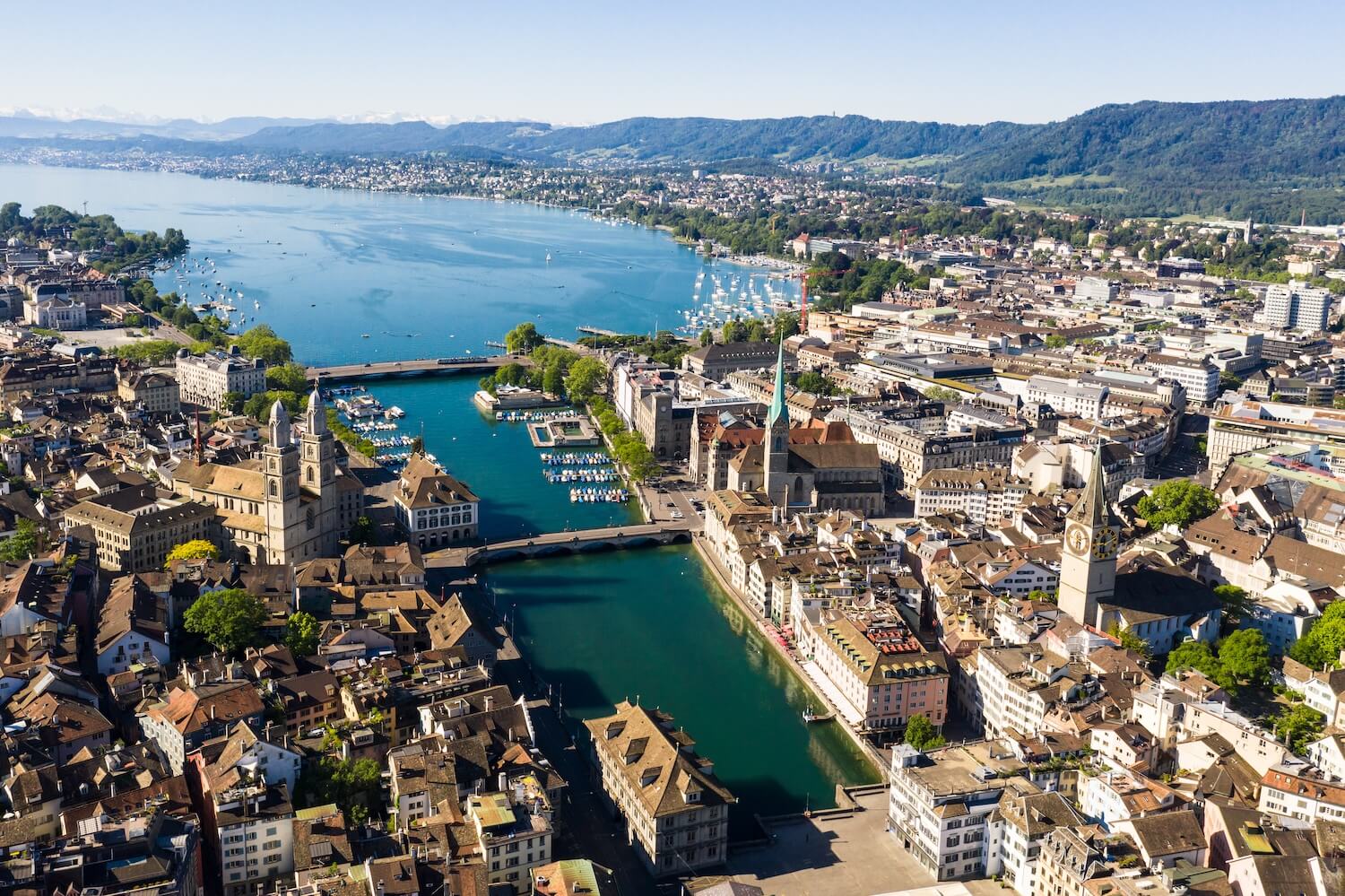 Vue aérienne de la vieille ville de Zurich le long de la Limmat avec le lac en arrière-plan