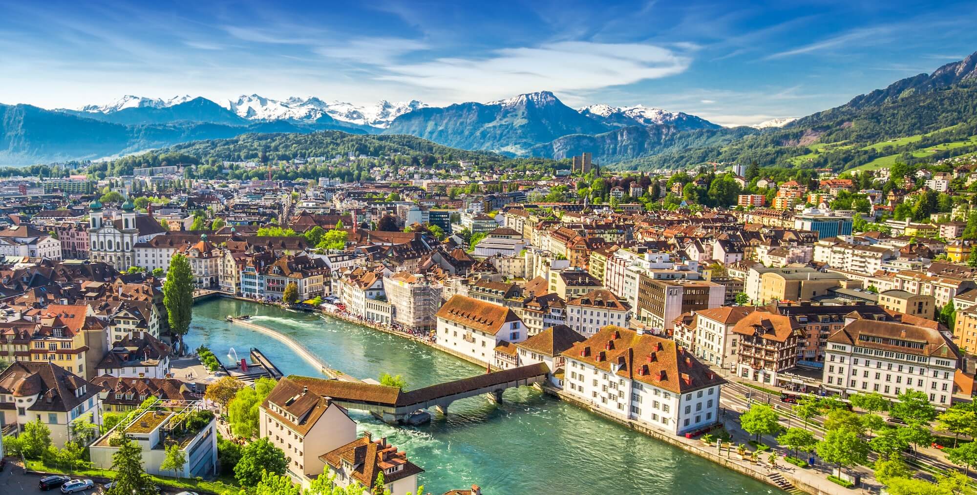 Vue aérienne de la vieille ville de Lucerne, de la Reuss et des Alpes suisses par une belle journée d'été